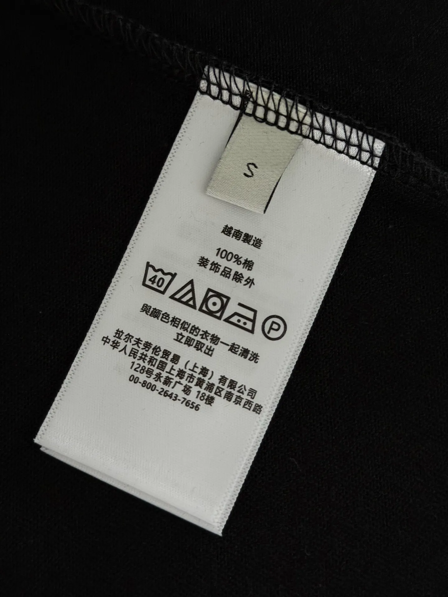 P160 [High Quality]Ralph Lauren*Ralph Lauren embroidery micro-label simple‼ ️Short-sleeved T-shirt 💗Ralph Lauren classic short-sleeved T-shirt, custom-made 280g pure cotton fabric, soft and breathable, classic horseback golf🏌️ embroidery on the chest, logo + logo embroidery on the back, simple and recognizable. Round neck design, neat tailoring, customized 280g pure cotton fabric, soft and smooth to the touch, great breathability, super comfortable to wear in summer! The same loose version for men and women, OK to wear alone or layered, versatile ~ 𝐂𝐎𝐋𝐎𝐔𝐑: black white 𝐒𝐈𝐙𝐄: S-xL Size chart: S: Shoulder width 51 - Bust 55 - Clothing length 70 M: Shoulder width 53 - Bust 57 - Clothing length 72 L: Shoulder width 55 - Bust 59 - Clothing length 74 XL: Shoulder width 57 - Bust 61 - Clothing length 76